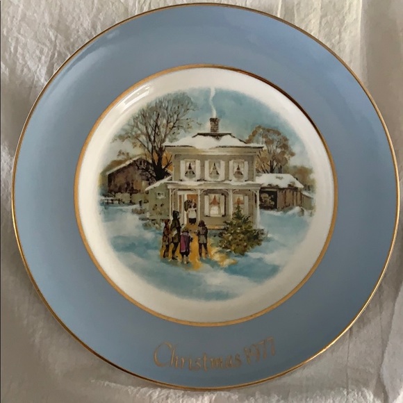 Adorable Christmas Plate 1977 Carolers in snow - Picture 2 of 6